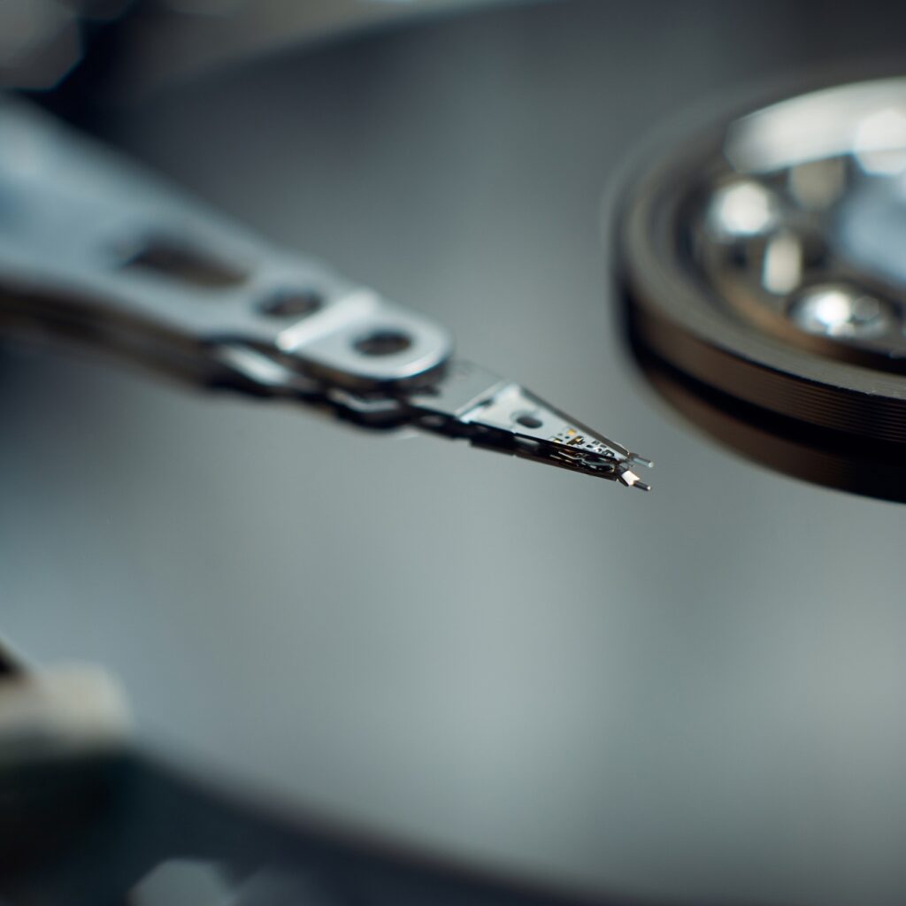 Parçalarına ayrılmış hard disk – okuma kafası, manyetik disk ve mil – Denizli MTS Bilişim