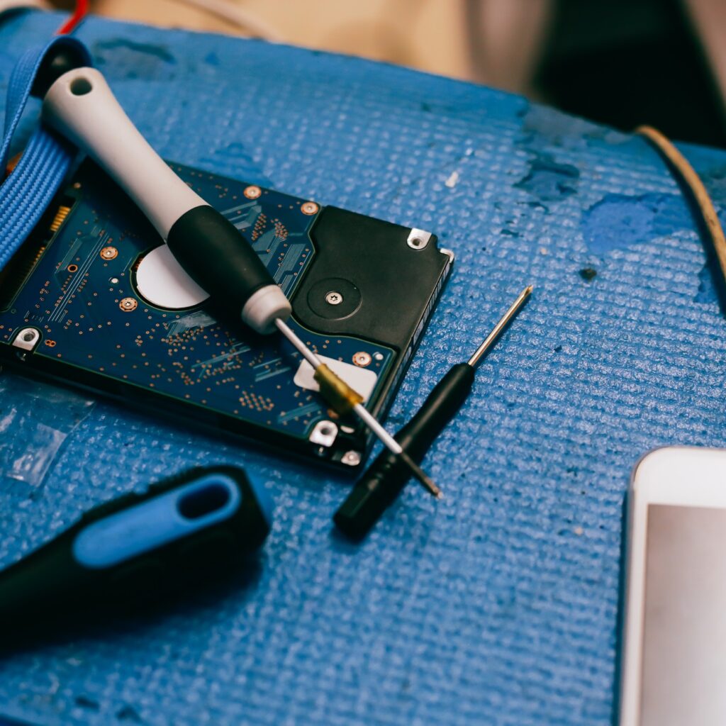 Veri yedekleme ve kurtarma için bilgisayardan çıkarılan hard disk – Denizli MTS Bilişim